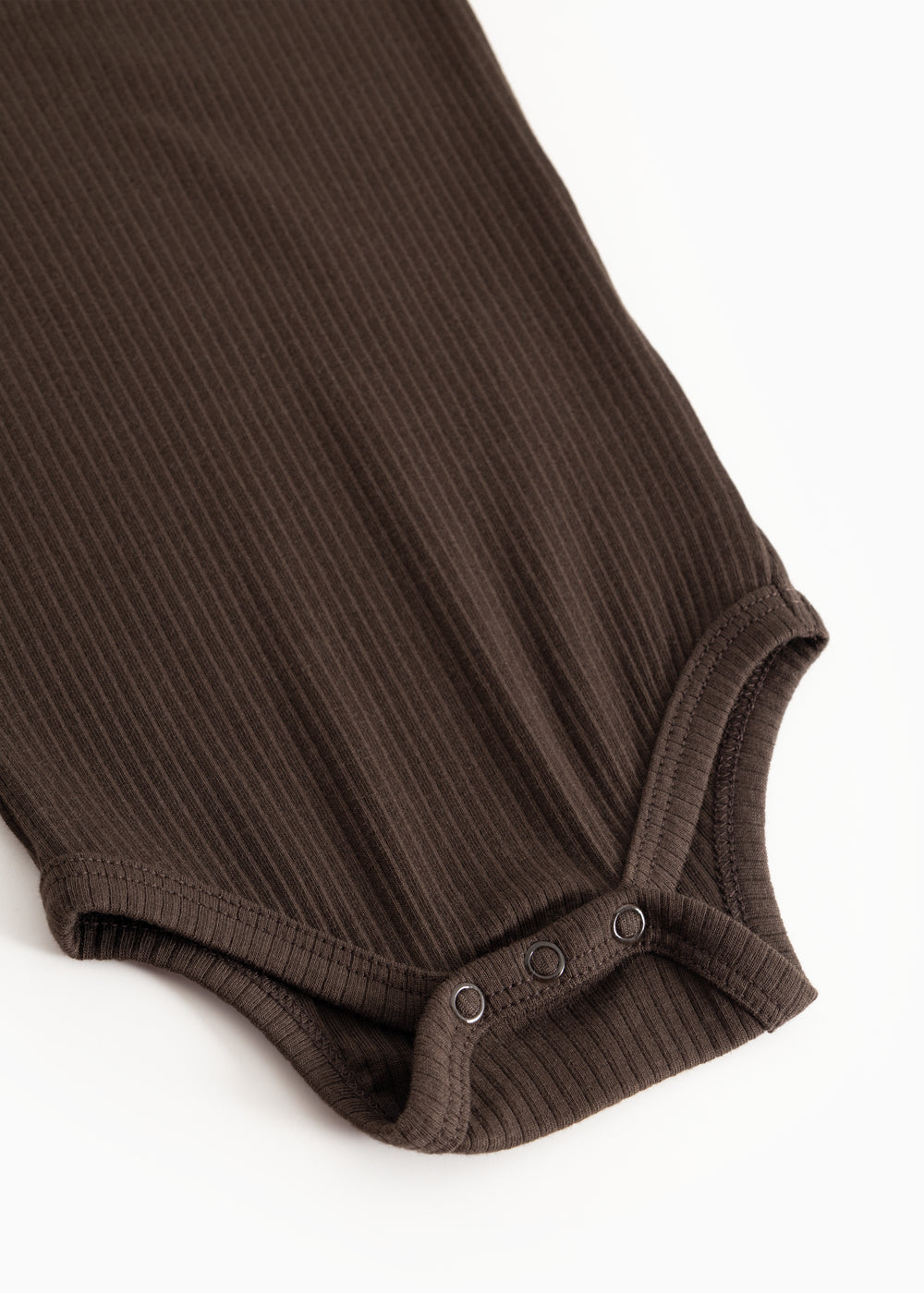 Mørkebrun bodystocking med ribbet benkant og trykknaplukning ved skridtet