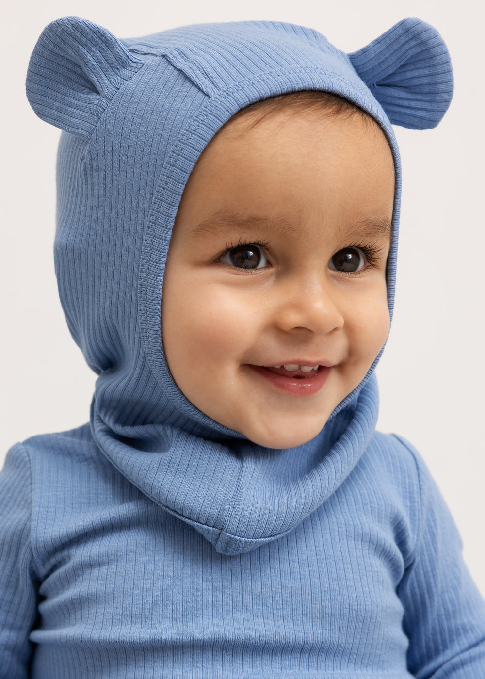 Blå elefanthue med øreklapper og ansigtsåbning på baby