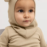 Elefanthue med øreklapper i mudret beige ribstrik på baby, hætte om ansigtet