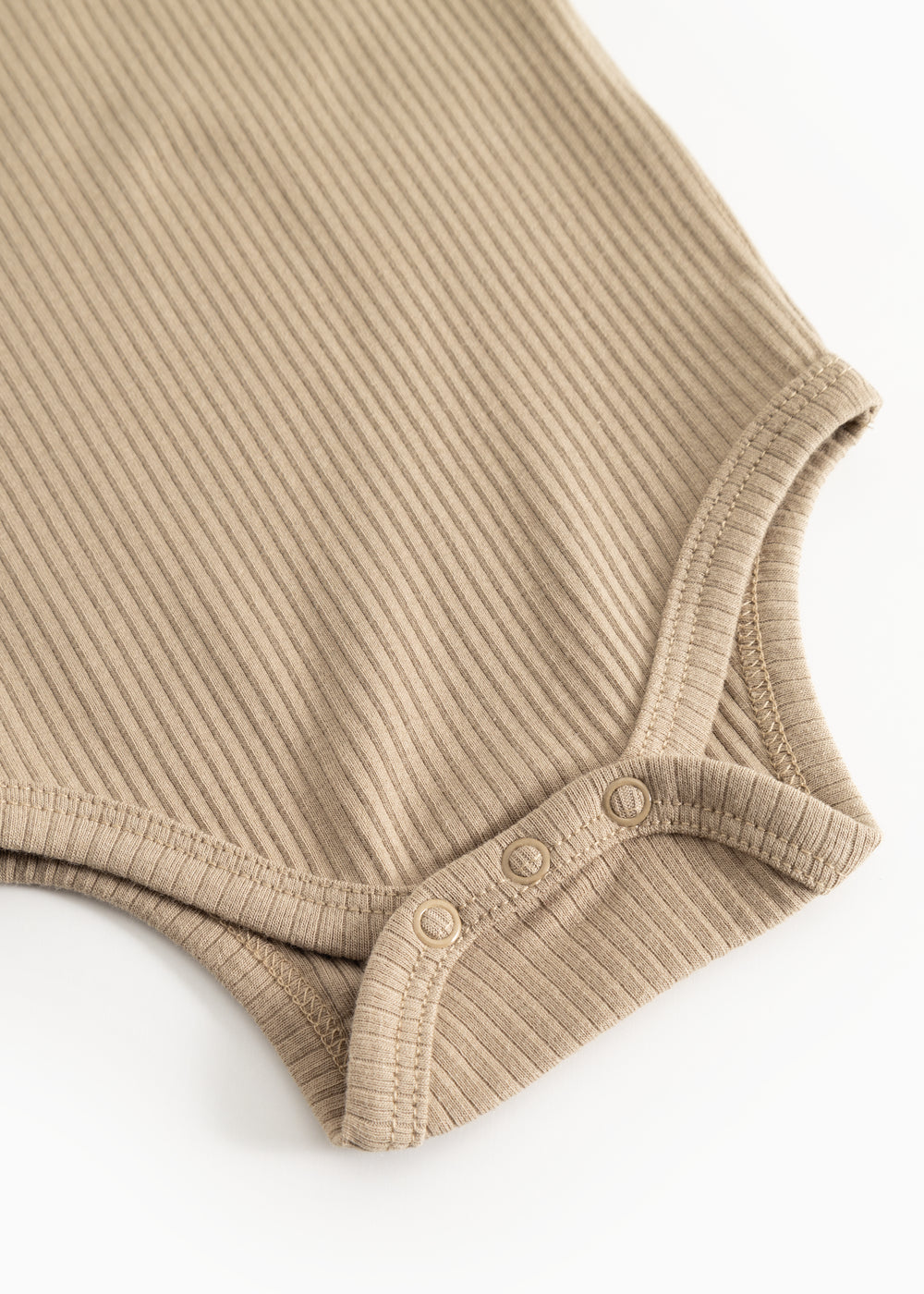 Langærmet bodystocking i mudderbrun med knaplukning i skridt