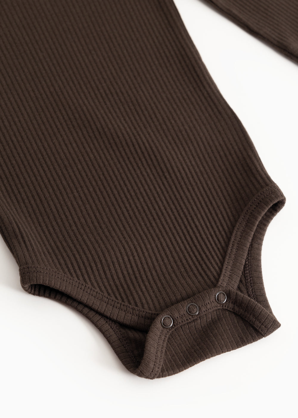 Langærmet bodystocking i mørkebrun ribstrik med trykknapper ved benåbning