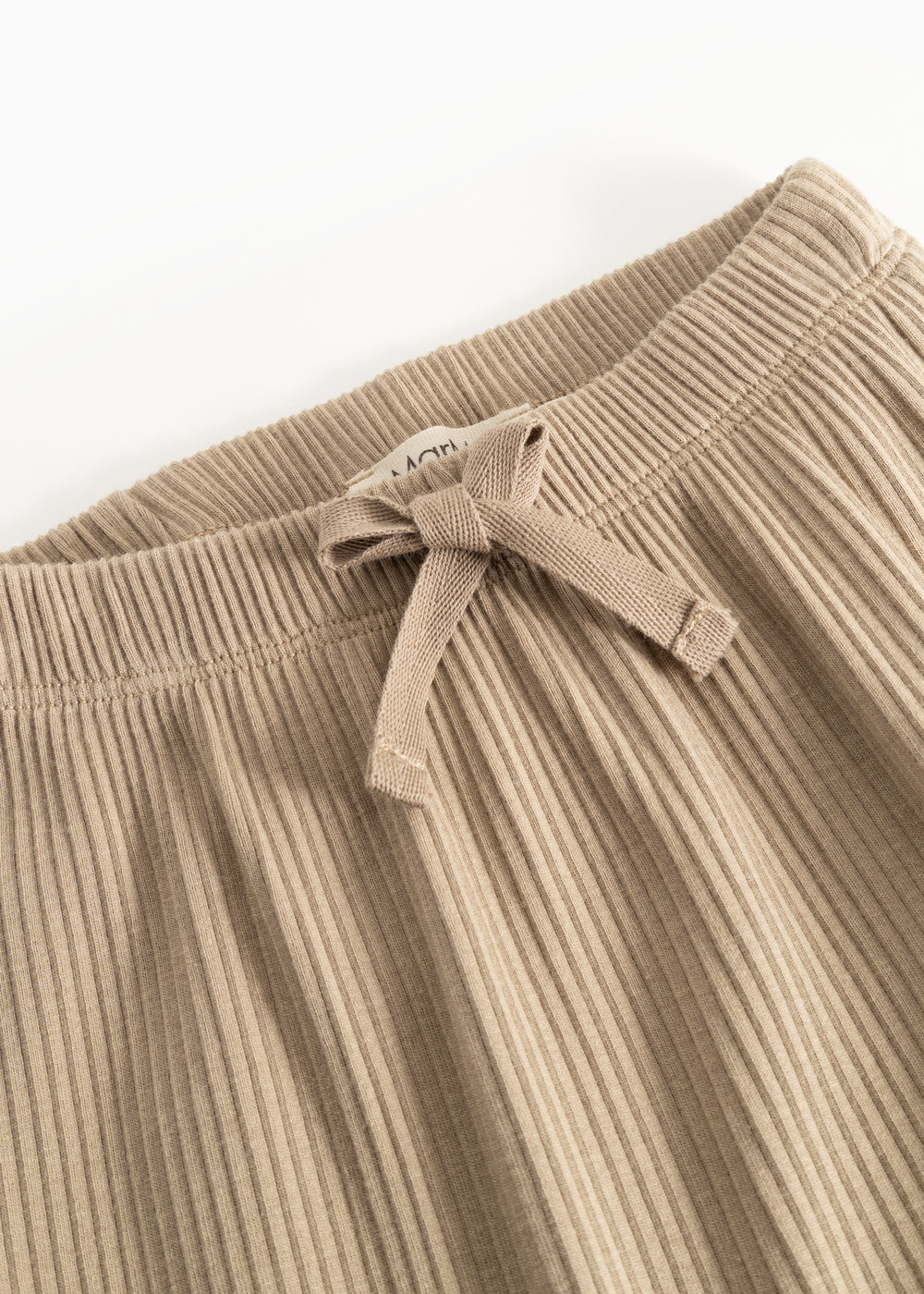 Beige ribbukser med elastisk linning og knyttet sløjfe ved taljen