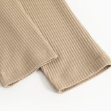 Beige ribbukser med ribbet stof og søm ved benkanten