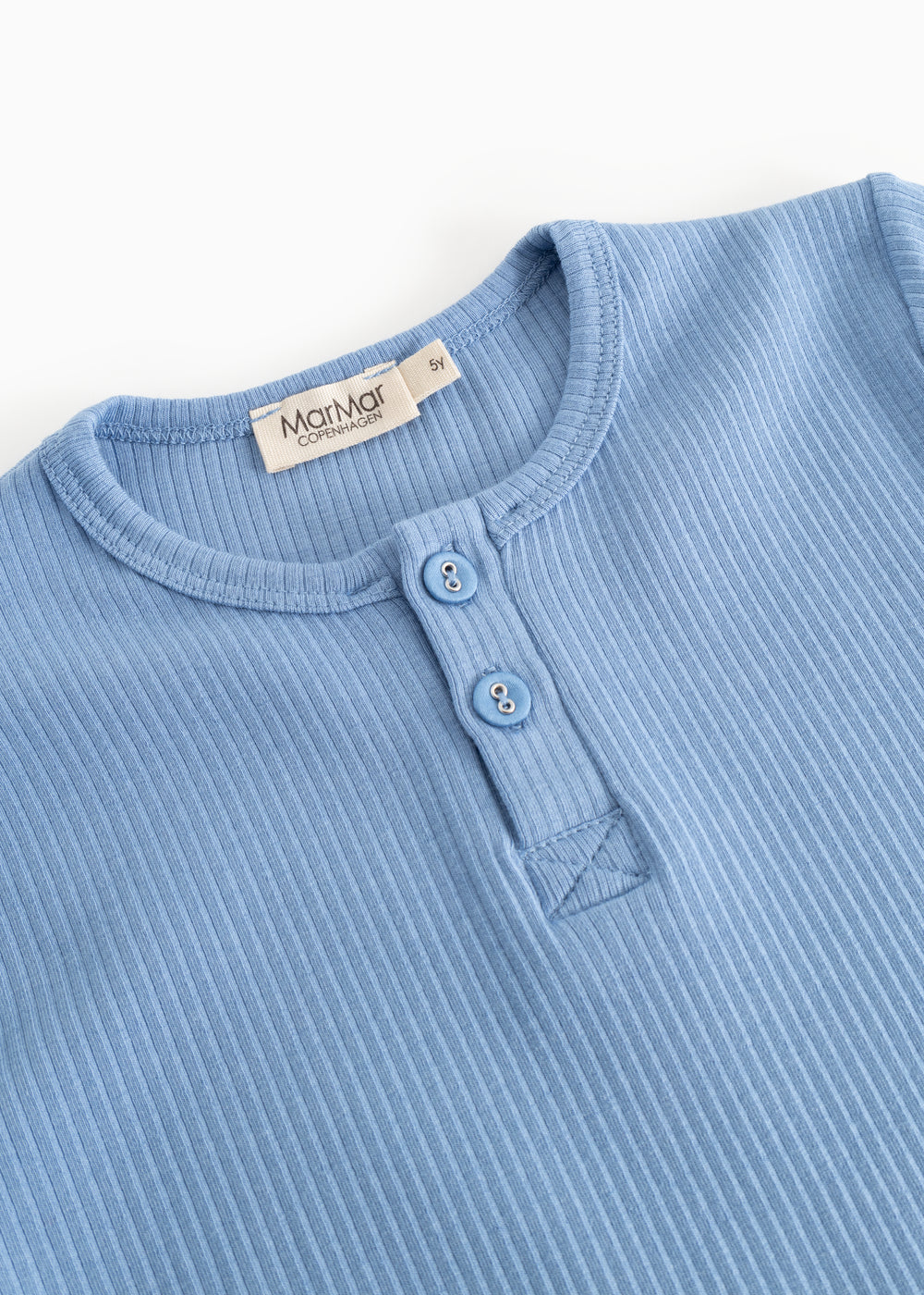 Lyseblå langærmet T-shirt med rund hals og knapstolpe med to knapper