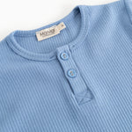 Lyseblå langærmet T-shirt med rund hals og knapstolpe med to knapper