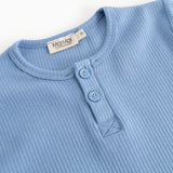 Lyseblå langærmet T-shirt med rund hals og knapstolpe med to knapper