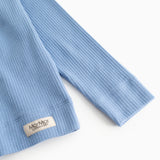 Lyseblå langærmet T-shirt manchet med synlig indvendig kant og mærkelabel