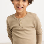 Beige langærmet t-shirt med knaplukning og rund hals på barnet