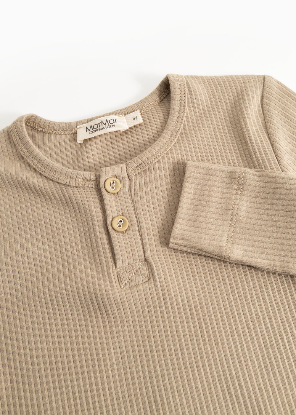 Beige langærmet t-shirt med knappelukning og synlige knapper foran