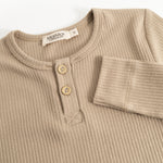 Beige langærmet t-shirt med knappelukning og synlige knapper foran