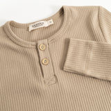 Beige langærmet t-shirt med knappelukning og synlige knapper foran