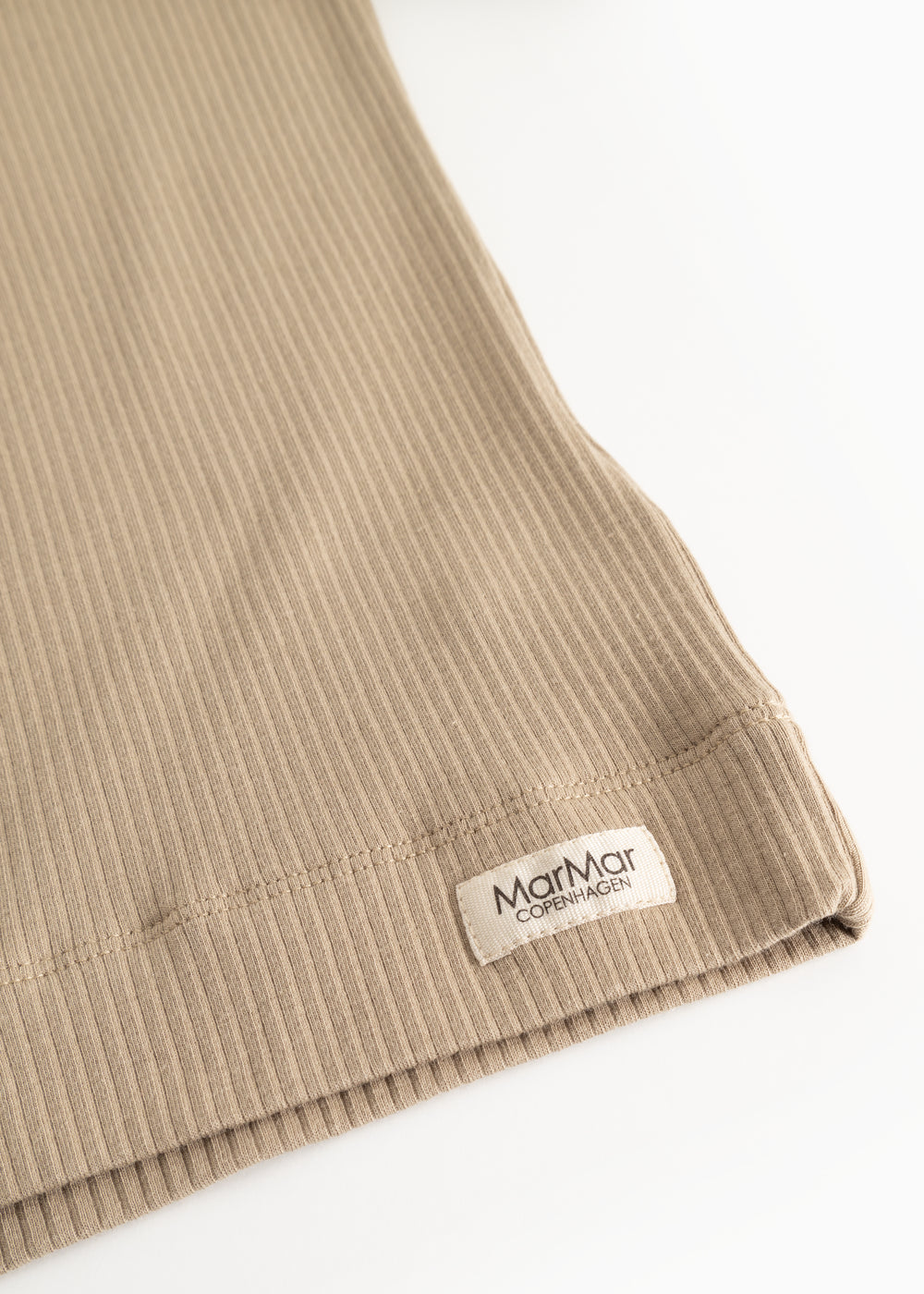 Beige ribstrikket langærmet t-shirt med MarMar-mærke ved nederkant