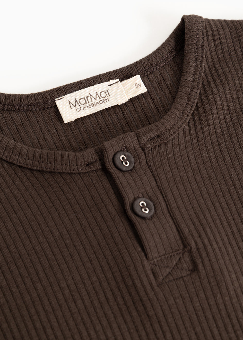 Langærmet T-shirt i mørk brun med rund hals, knapper og MarMar Copenhagen-mærke