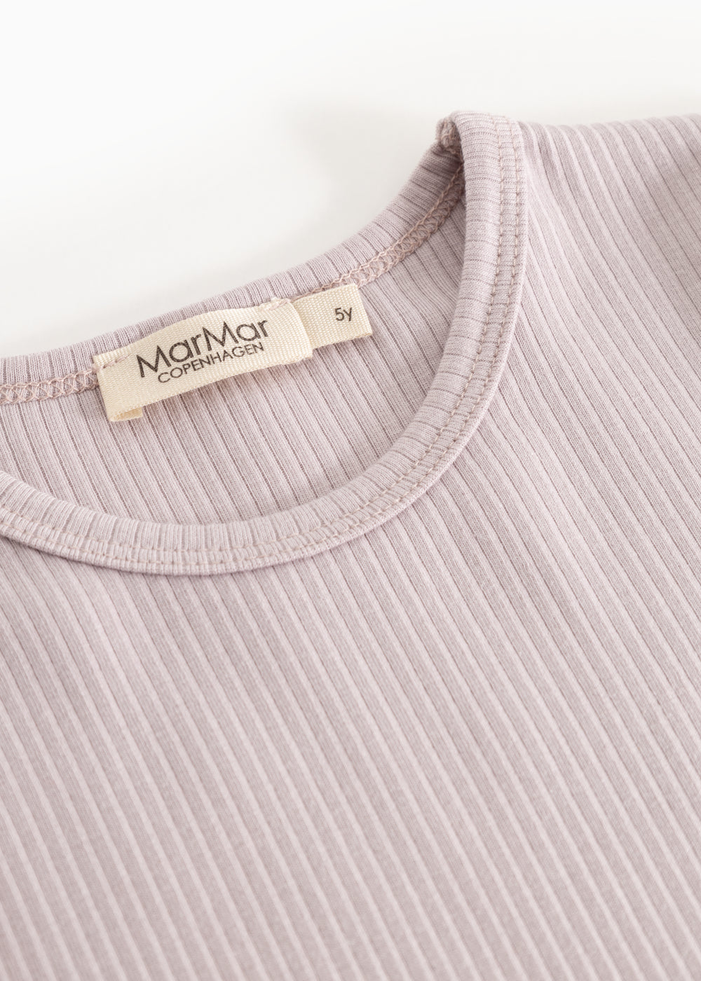 Lys grå langærmet T-shirt med rund halsudskæring og marmar Copenhagen-mærkat
