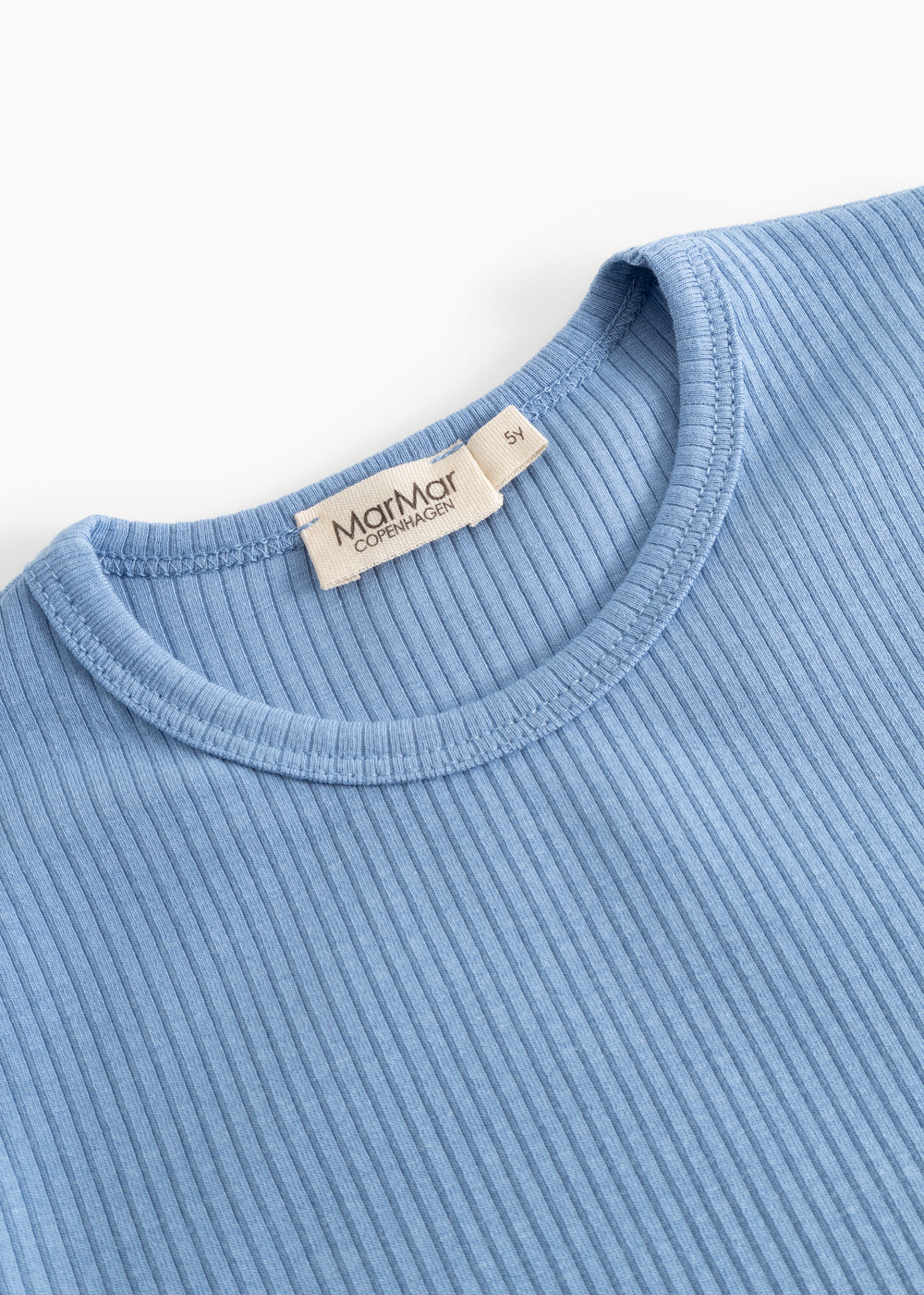 Lyseblå langærmet t-shirt med rund hals og synlig ribkant samt mærke ved indersøm
