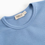 Lyseblå langærmet t-shirt med rund hals og synlig ribkant samt mærke ved indersøm
