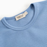 Lyseblå langærmet t-shirt med rund hals og synlig ribkant samt mærke ved indersøm