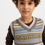 Børnestrikvest med gråt Fair Isle mønster og V-hals på model
