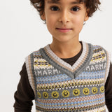 Børnestrikvest med gråt Fair Isle mønster og V-hals på model