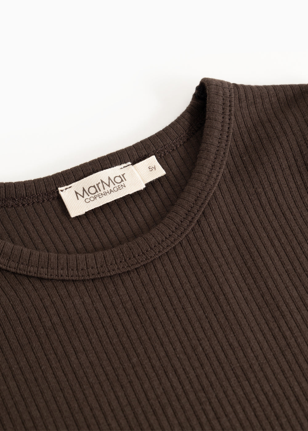 Mørkebrun langærmet T-shirt med ribkrave og MarMar Copenhagen-mærke ved halsudskæringen