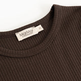 Mørkebrun langærmet T-shirt med ribkrave og MarMar Copenhagen-mærke ved halsudskæringen