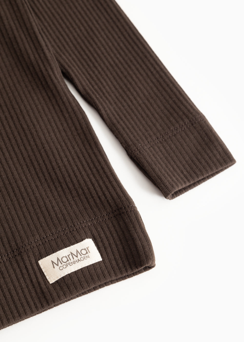 Mørkebrun langærmet T-shirt med ribkant og MarMar Copenhagen-mærke ved nederkanten