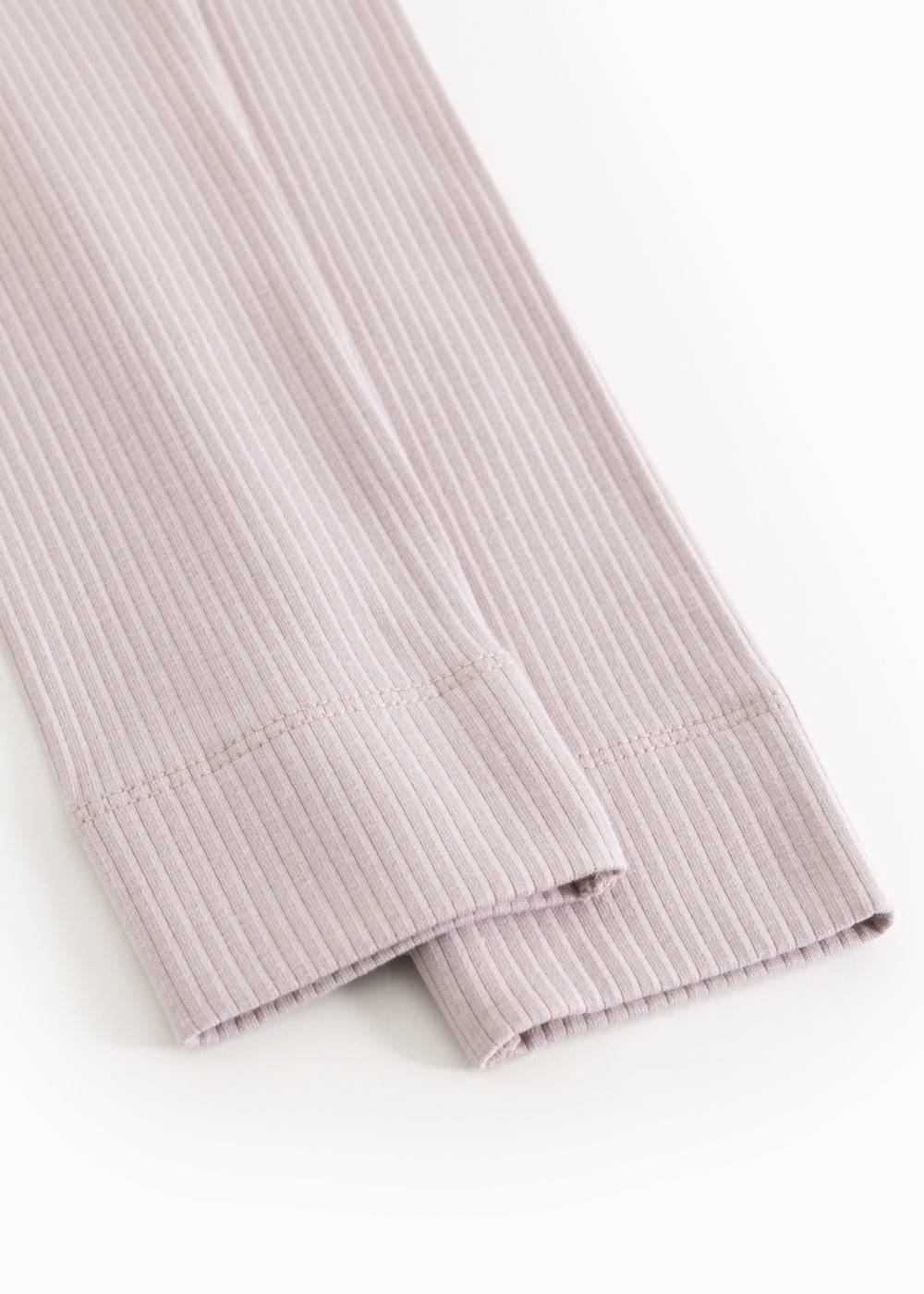 Lysegrå leggings med ribbet stof og diskret syning ved benåbning