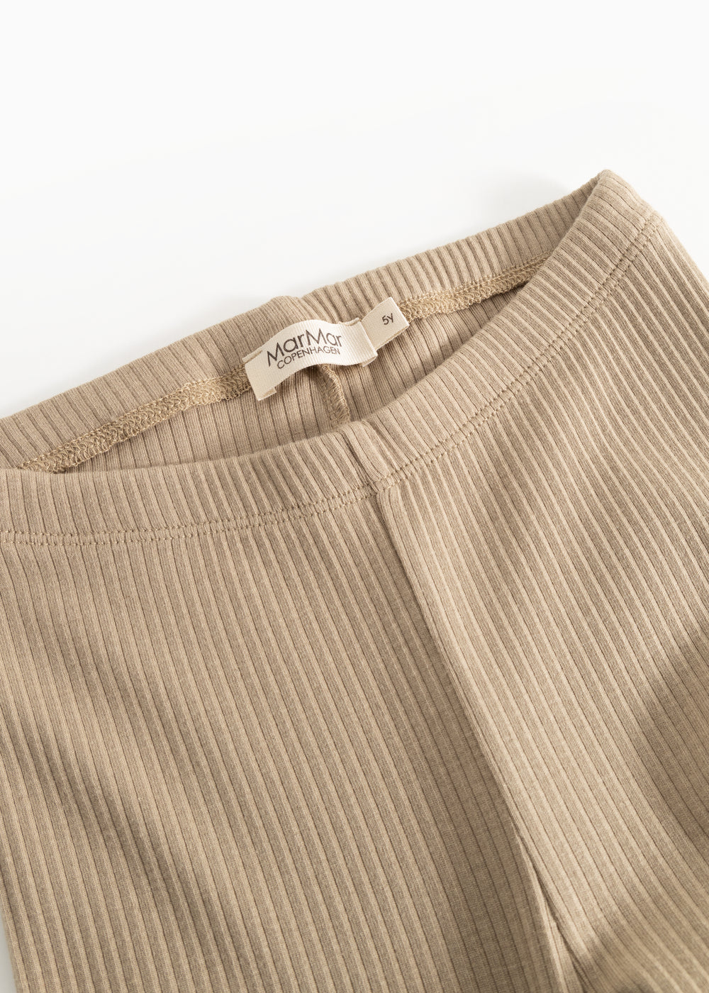 Beige leggings med ribbet linning og mærkelabel foran