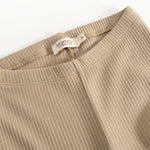 Beige leggings med ribbet linning og mærkelabel foran