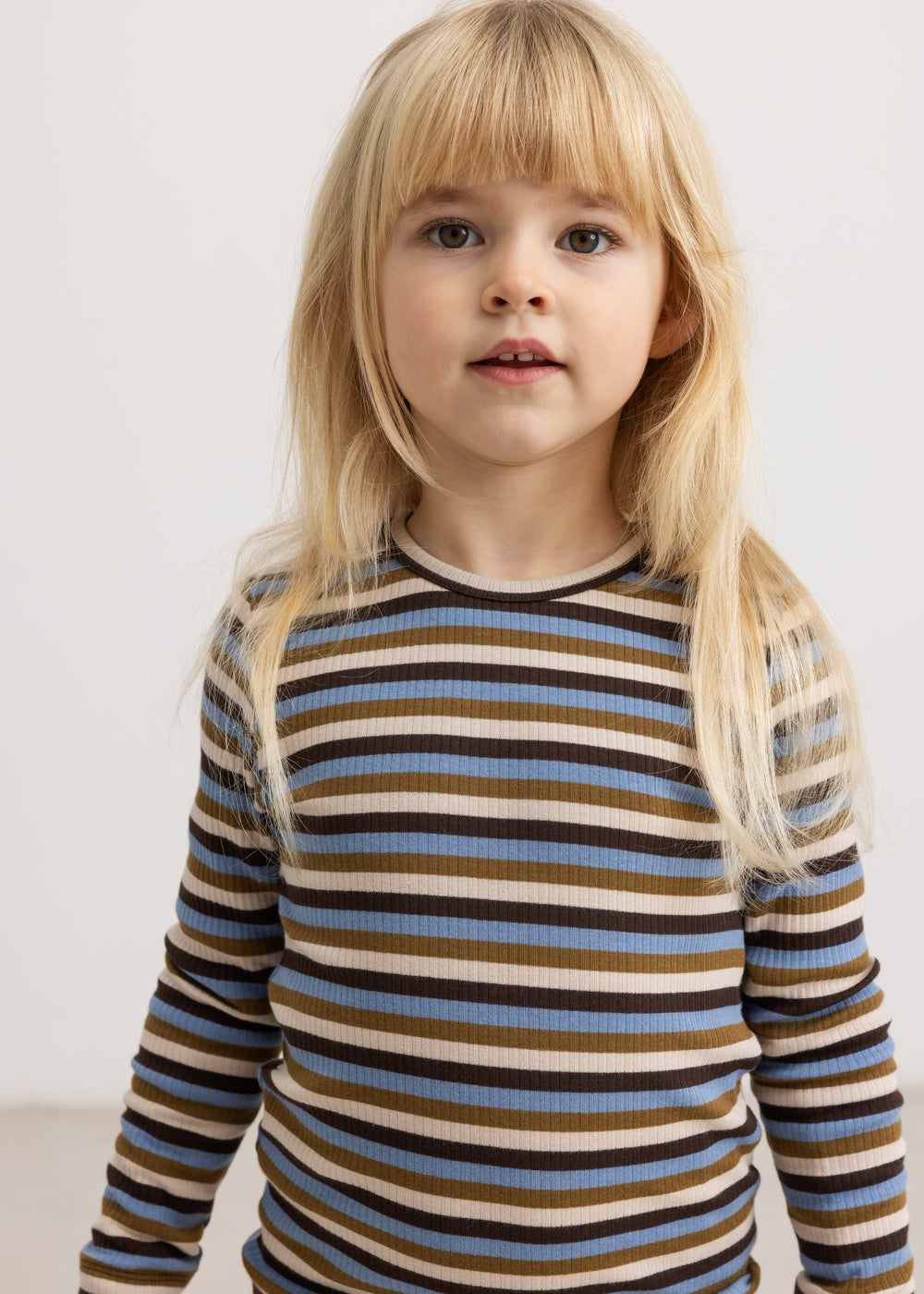 Langærmet T-shirt med vandrette striber i blå, brun og beige på barn
