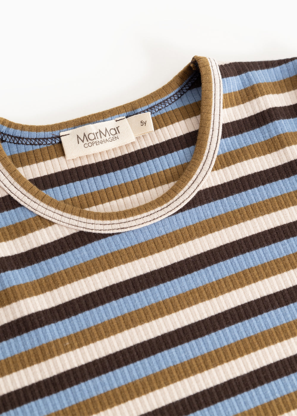 Stribet kjole med ribkant ved hals og MarMar Copenhagen-label; blå, brun og beige striber.