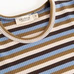 Stribet kjole med ribkant ved hals og MarMar Copenhagen-label; blå, brun og beige striber.
