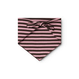 Trekantet tørklæde med striber i rosa og mørkebrun og knyttet sløjfe.