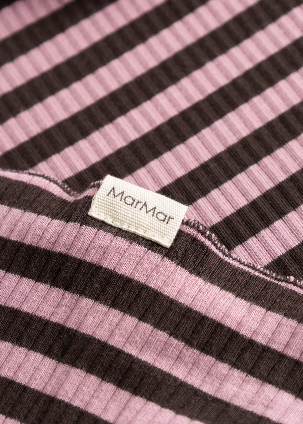 Tørklæde med striber i rosa og mørkebrun; MarMar-mærke på stoffet.