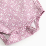 Lyserød bodystocking med blomsterprint, flæsekant og trykknapper i skridtet