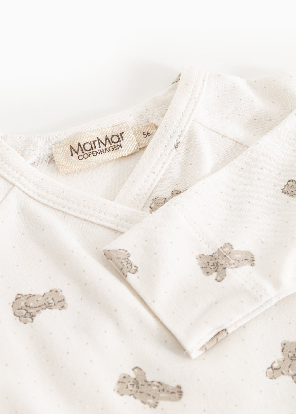 Hvid heldragt med beige teddybjørn-print, krave og MarMar Copenhagen-mærke