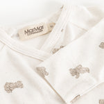 Hvid heldragt med beige teddybjørn-print, krave og MarMar Copenhagen-mærke