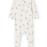 Hvid heldragt med beige teddybjørn-print over det hele og krydset hals