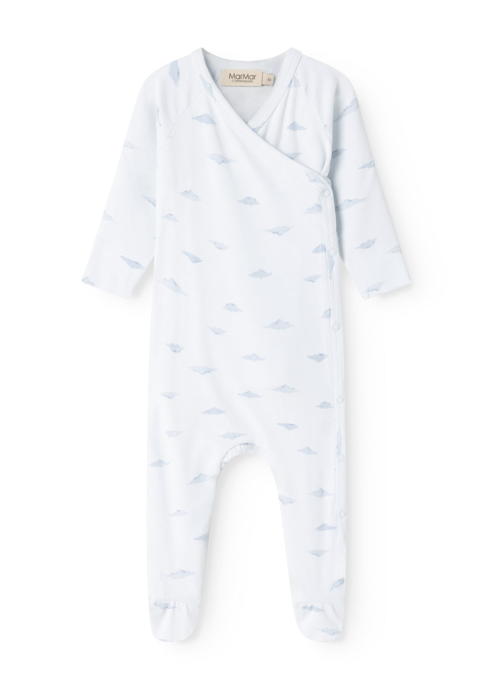 Hvid heldragt til baby med lyseblåt skyprint, krydslukning og lange ærmer.