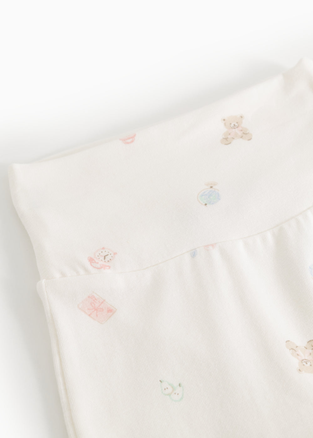 Piva babybukser: tæt billede af elastisk taljebånd og små pastel dyrprint