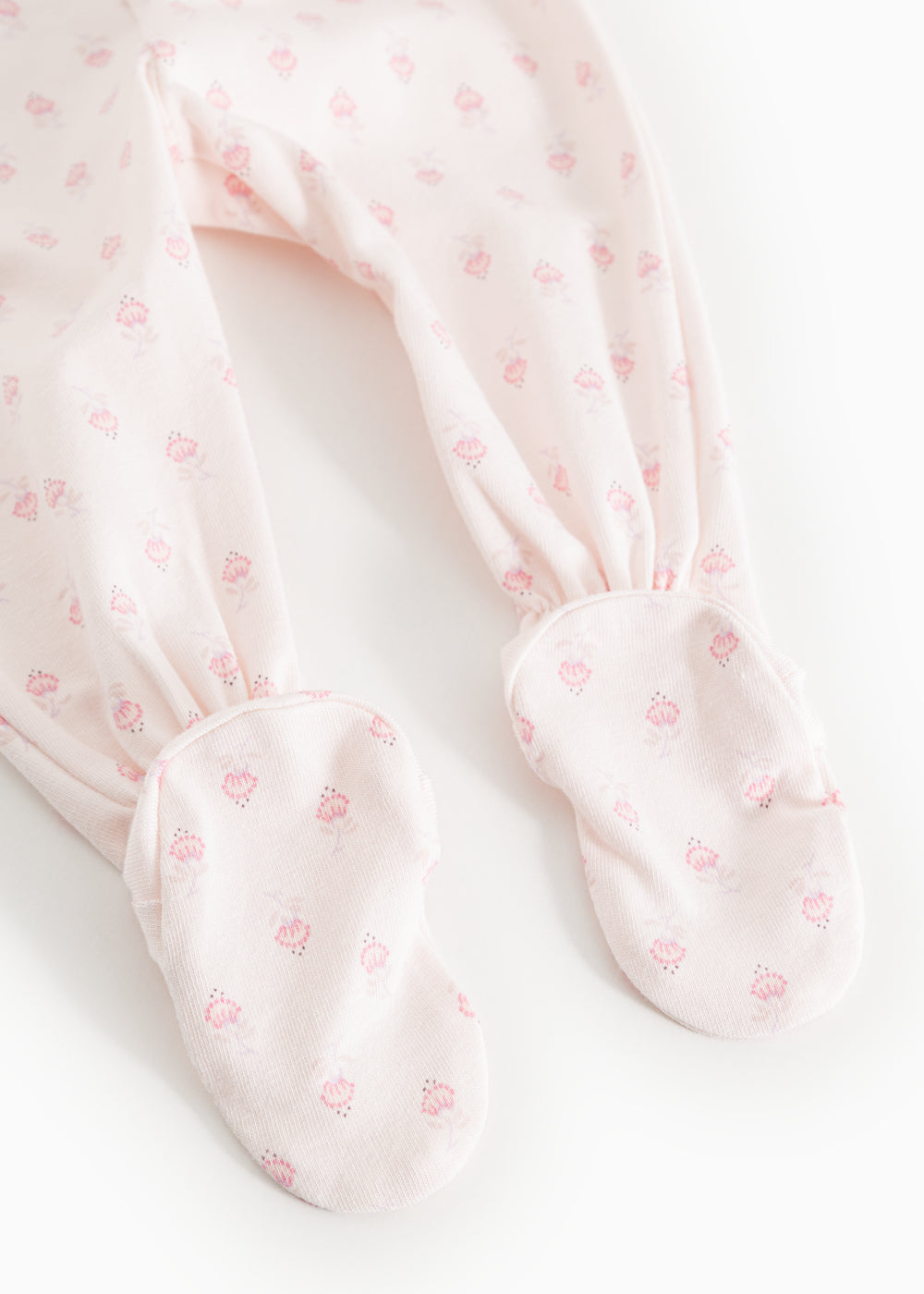 Babybukser med lyserødt blomsterprint og bløde, lukkede fodstykker