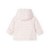 Hvid babyjakke med hætte og små pink blomsterprint, set bagfra