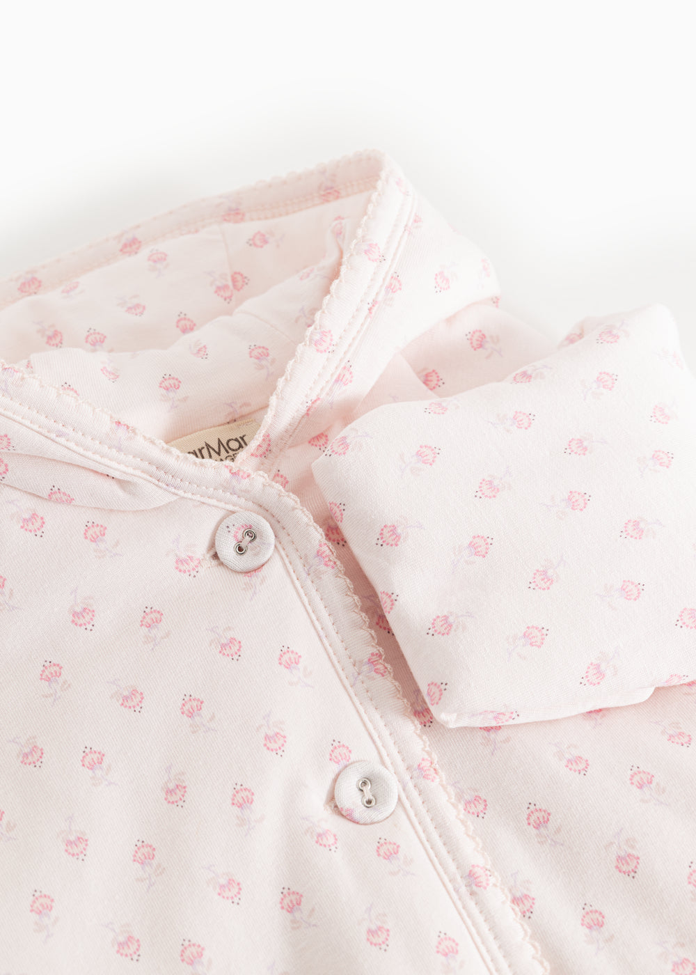 Hvid babyjakke med blomsterprint, knapper og dobbeltsyet kant