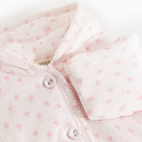 Hvid babyjakke med blomsterprint, knapper og dobbeltsyet kant