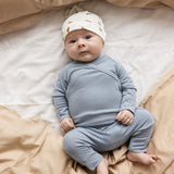 Lyseblå heldragt på baby med lange ærmer og ben i ribbet struktur