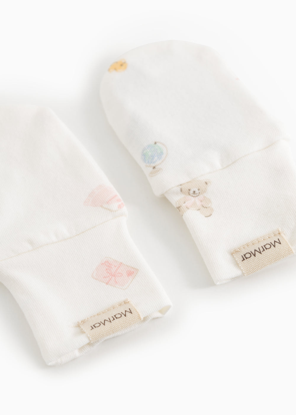 Hvide vanter med print af bamse og små pastel motiver samt manchetmærke