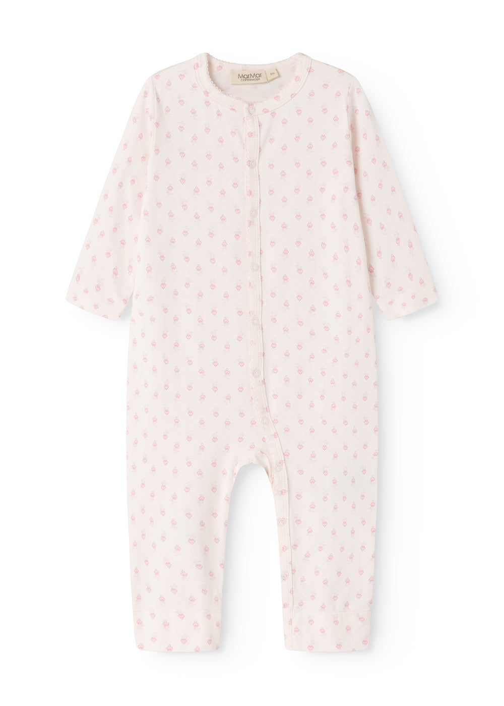 Babyheldragt i lys hvid med små lyserøde mønstre, knaplukning foran og lange ærmer.