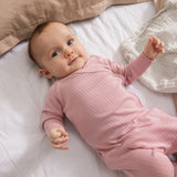 Lyserød babyheldragt med lange ærmer og ribbet mønster