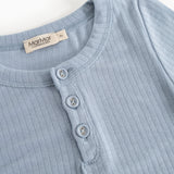 Lyseblå ribstrikket T-shirt med stolpekrave og tre knapper ved halsen