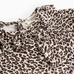 Leopardmønstret mørkebrun bodystocking med flæsekrave og lukning i halsen